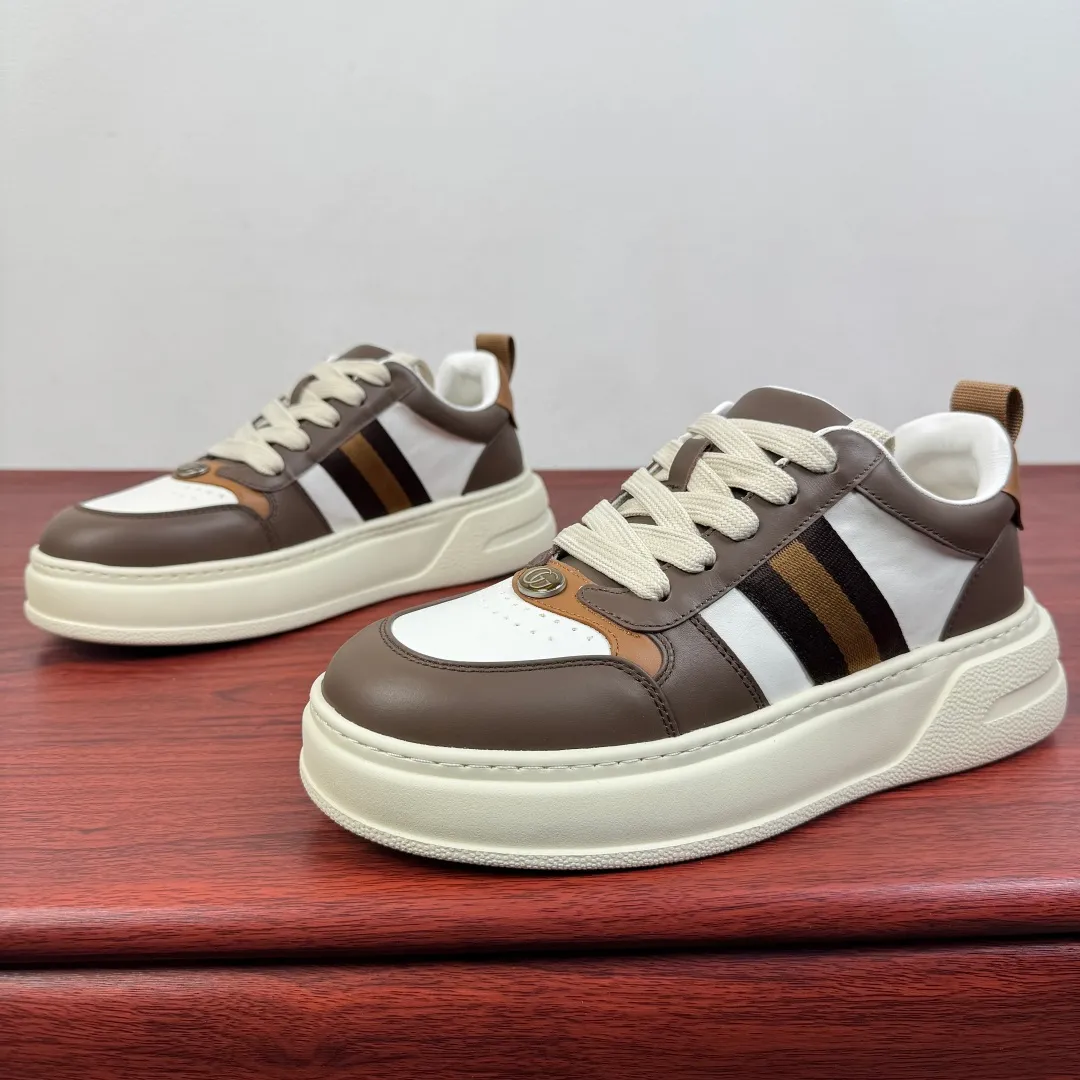 Batch 800 Gucci/Gucci new autumn men's leather sneakers thick-soled lightweight biscuit shoes! In the 2025 autumn and winter series, this sneaker adopts a thick-soled structure and cleverly uses the triple elements of silhouette design, color matching and material. Showcase retro style. This shoe is crafted from cow leather with webbing details and features a lightweight rubber sole for added sophistication. Multiple leathers are finely tailored and precision motorcycle composite splicing creates a full sense of layering. Full calfskin lining and insole with gold-tone logo lettering and badge detailing. There is a GG brand logo buckle on the toe, classic webbing embellishment, 5CM thickened lightweight rubber sole, air-glue stitching process, long-lasting wear without opening the glue and excellent on-foot comfort. Flat last shape, easy to match with all types of pants, and comes with a full set of packaging! Size: 39-40-41-42-43-44 leather shoe size (38.45 can be customized) Item number: 431920 Ribbon White Coffee